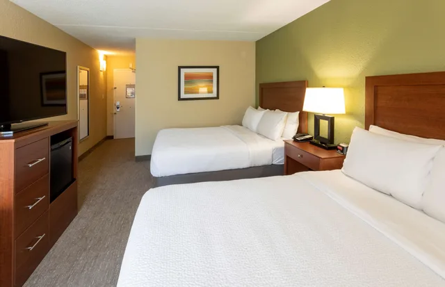 Standard, 2 Queen Beds, Pool Side, Patio, Best Western Fairmont 3/9