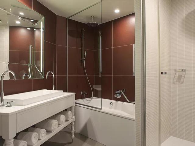 Executive, Suite, King Bed, Garden View, Sofa, Renaissance Paris Hippodrome de St. Cloud Hotel 5/7