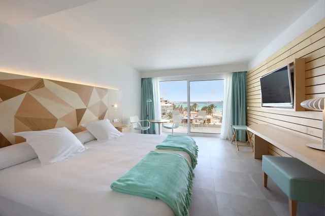 غرفة بسرير كوين بشرفة بإطلالة جزئية على البحر، Iberostar Selection Playa De Palma 1/6