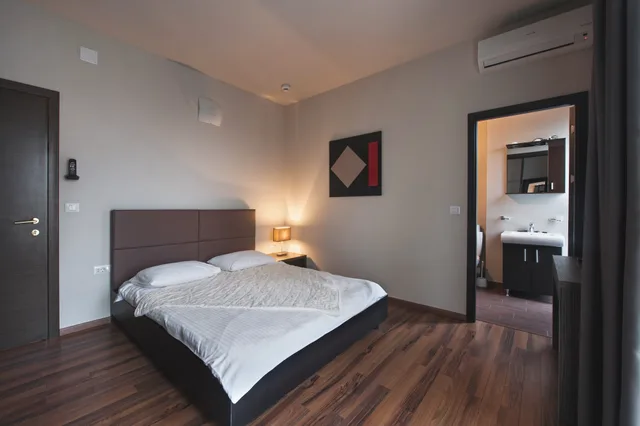 Standard, Single, King Bed, Hemingway Residence 1/3