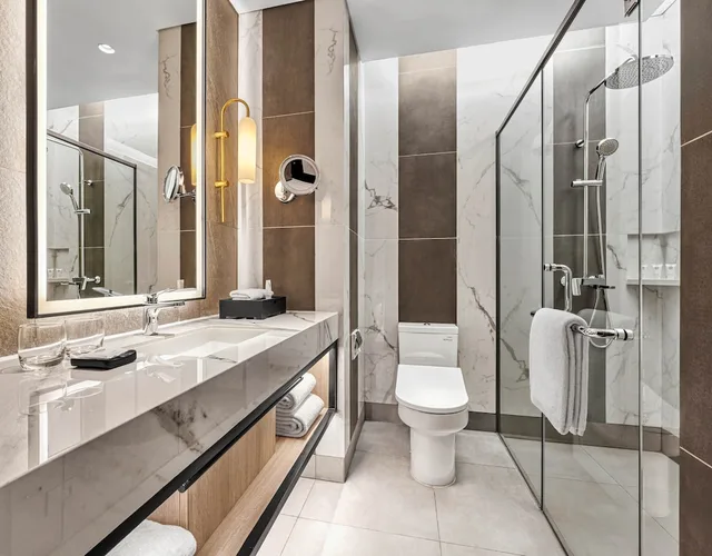 غرفة بسريرين منفصلين مع أريكة، Hyatt Place Makassar 3/3