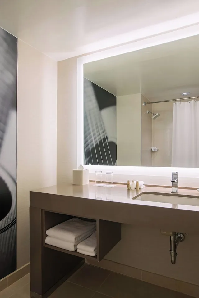 غرفة كلوب بسرير كينج، Renaissance Austin Hotel 6/10