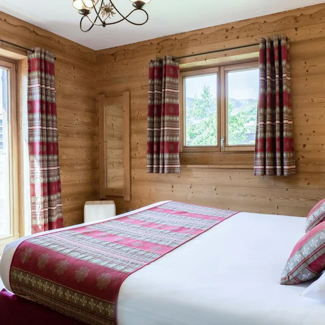 غرفة بسرير مزدوج أو سريرين منفصلين، Chalet-Hotel Le Beausoleil, The Originals Relais (Hotels-Chalets de Tradition) 6/9