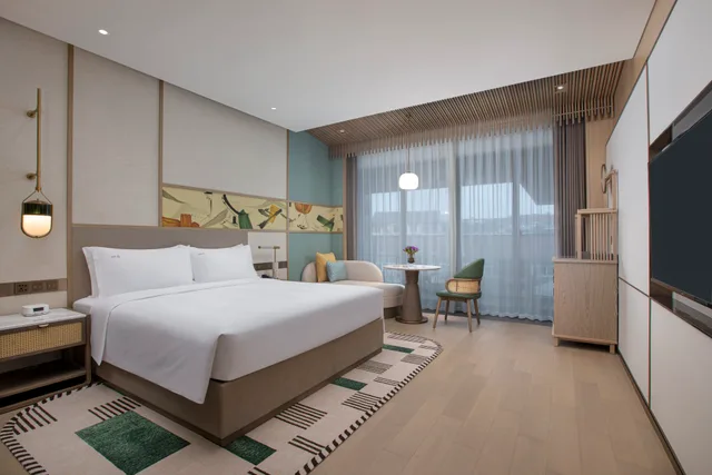 غرفة قياسية بسرير كينج، Holiday Inn Deqing Xinshi Ancient Town 2/2