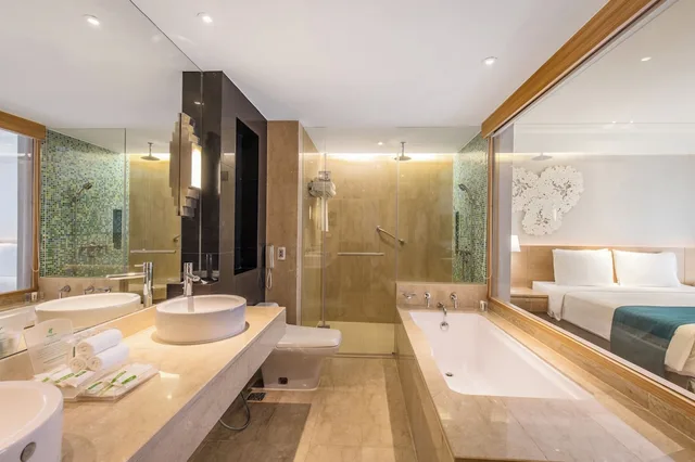 جناح بسرير كينج بمنطقة جلوس بحوض استحمام للمدخنين، Holiday Inn Bangkok Hotel 4/4