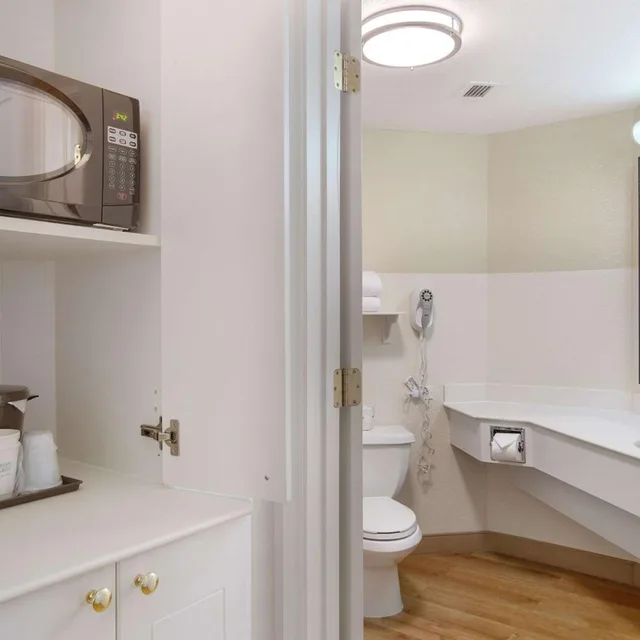 غرفة بسرير كينج بحوض استحمام لذوي الإعاقة، La Quinta Inn & Suites by Wyndham Ft. Lauderdale Airport 3/5