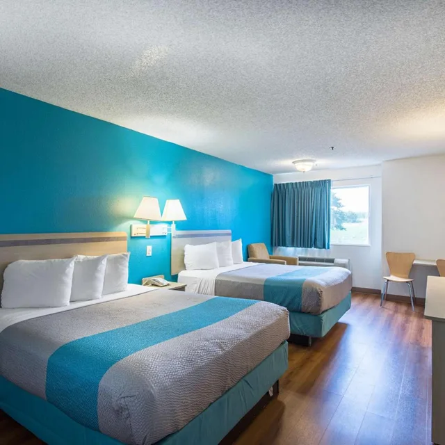 2 Queen Beds - Mobility Accessible Tub Nsmk، Motel6 Lawrence, KS 3/9