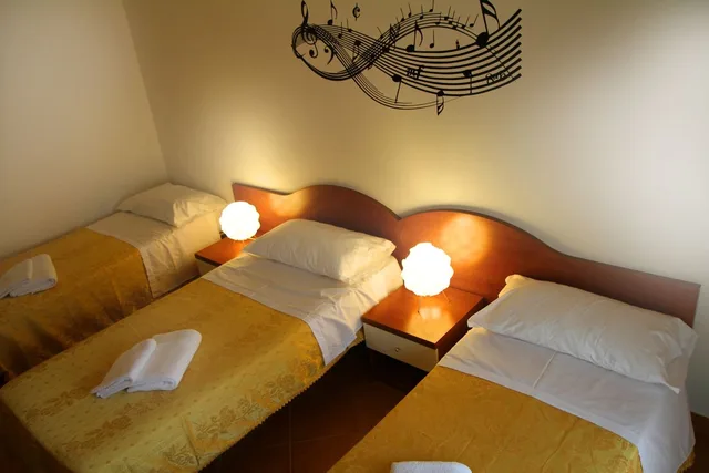 Room, Triple, 1 Double and 1 Single Bed, Private Bathroom, B&B Music 1/2