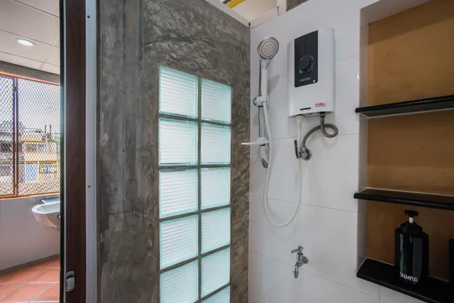 Room, Twin Beds, Shared Bathroom, No Window، Banthat Thong Hostel 4/5