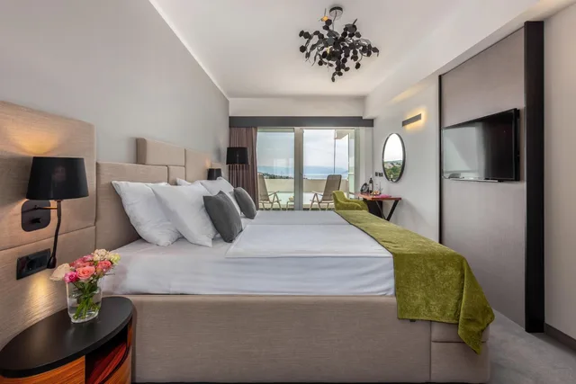 Superior, Double Bed, Two Extra Beds, Side Sea View, 2 Sofa, Balcony، Hotel Omorika Crikvenica 6/10