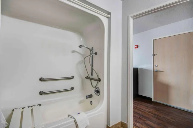 1 Queen Bed - Mob Acc RI Shwr Nsmk Micfridg، Motel6 San Antonio, TX - Sea World North 9/10