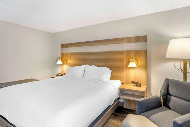 غرفة قياسية بسرير كينج بحوض جاكوزي، Best Western Plus Heritage Rail Inn & Suites 4/10