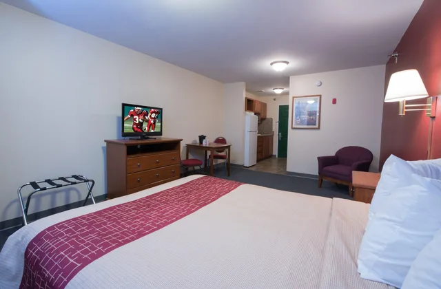 جناح بسرير كوين، Red Roof Inn And Suites Dickinson 1/3
