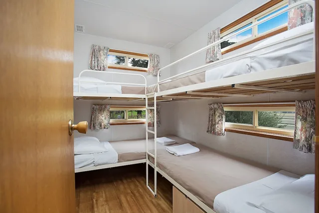 كابينة سوبيريور عائلية بسرير كوين وأسرّة بطابقين بغرفتي نوم، LAKE HAMILTON MOTOR VILLAGE AND CARAVAN PARK 3/10