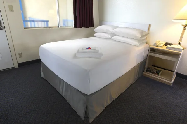 Room, Queen Bed, Smoking, Americas Best Value Inn & Suites North Port 1/2