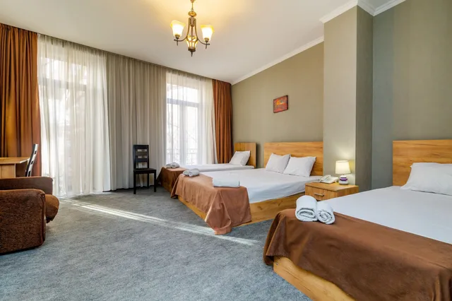 غرفة ديلوكس رباعية بسرير مزدوج وسريرين منفصلين بإطلالة على المدينة، HOTEL MARLYN 3/7