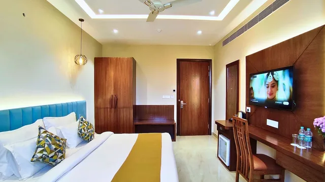 غرفة بريميوم بسرير كينج، MGR Hotel Moradabad 1/10