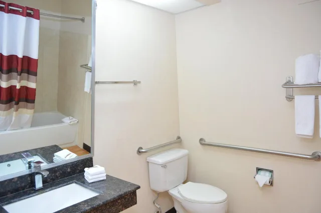 جناح بسريرين مزدوجين بمطبخ صغير، Red Roof Inn Plus Suites Chattanooga Downtown 4/7