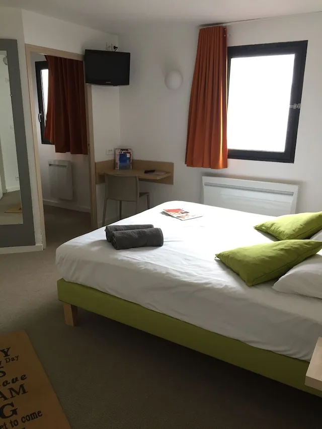 غرفة قياسية بسرير مزدوج وسريرين منفصلين، Kyriad Direct La Rochelle Sud Aytre 3/9