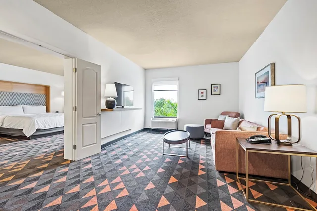 جناح بسرير كينج بمنطقة جلوس، Holiday Inn St. Petersburg West 8/10