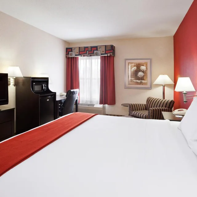 جناح بسرير كينج بحوض جاكوزي، Quality Inn & Suites Oakwood Village - Cleveland South 5/10