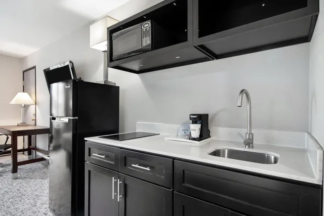 غرفة رباعية بمطبخ صغير، Baymont By Wyndham Marinette 3/4