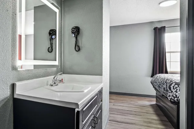 جناح بسرير كينج مع أريكة، Econo Lodge Kennett 2/3