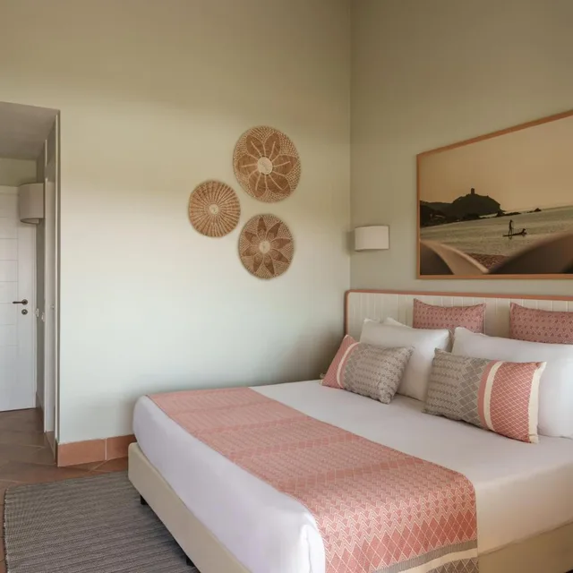 غرفة ثلاثية بشرفة، Chia Laguna - Hotel Village 3/7