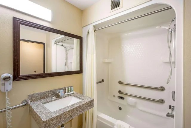 غرفة بسرير مزدوج، Quality Inn Storm Lake 2/2