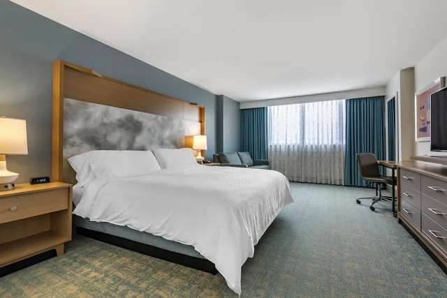 غرفة قياسية بسرير كينج بإطلالة على المسبح، Holiday Inn Orlando Disney Springs Area 2/4