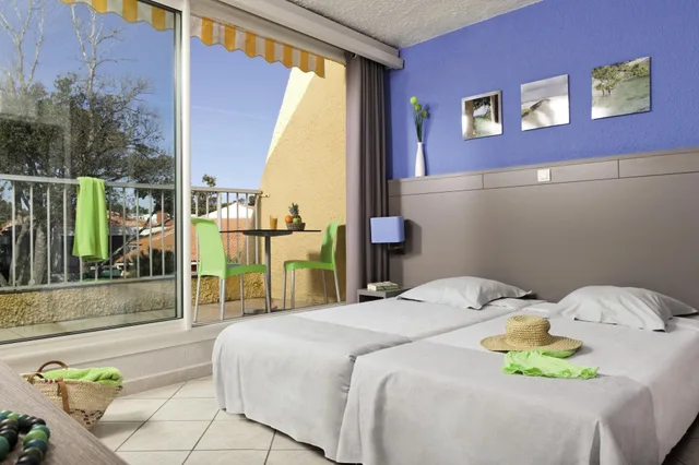 غرفة كلاسيكية رباعية بشرفة بغرفة نوم واحدة، Belambra Giens Riviera Beach Club 2/4