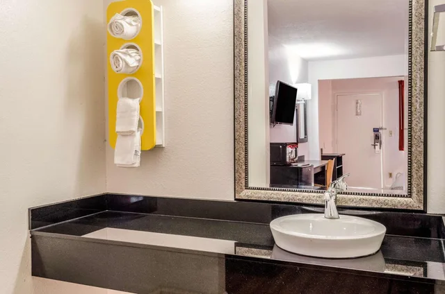 غرفة بسرير كينج لذوي الإعاقة، Motel6 Saraland, AL 8/9