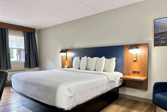 غرفة بريميير بسرير كينج، La Quinta Inn Huntsville Research Park 1/8