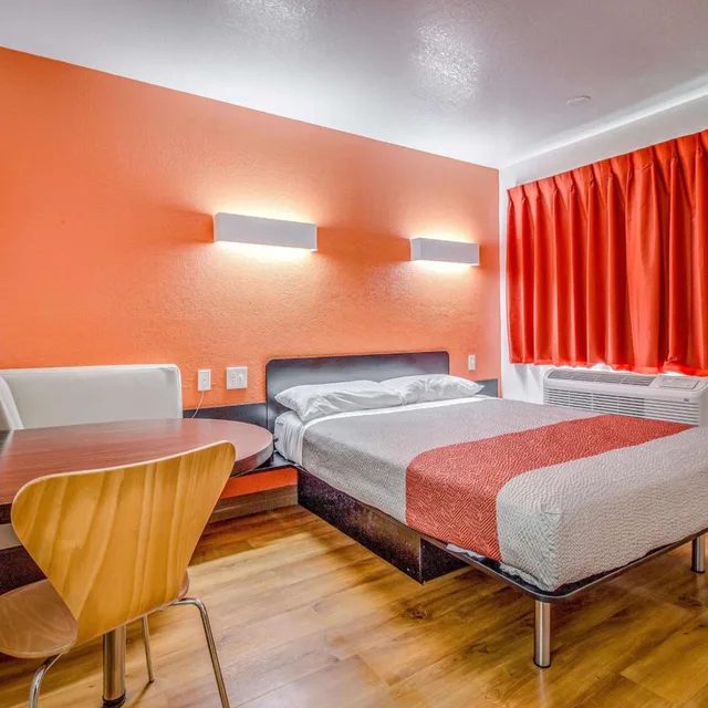 غرفة بسرير كوين للمدخنين، Motel6 Conroe, TX 10/10