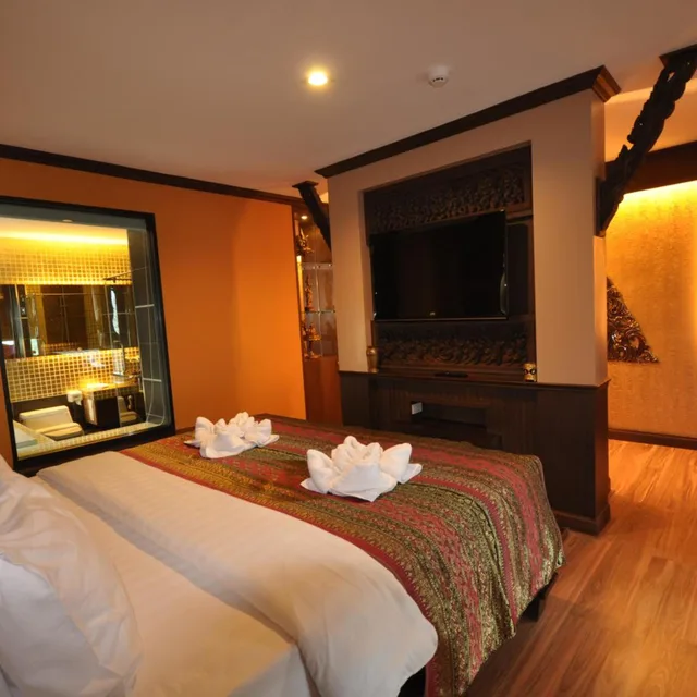 جناح بسرير كينج بجاكوزي في طابق منخفض، Chalelarn Hotel 3/10