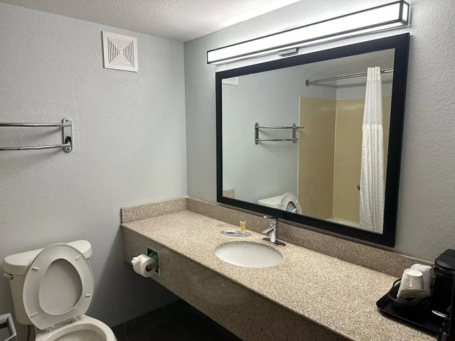 غرفة بسريرين مزدوجين بمطبخ صغير، Super 8 by Wyndham Alexandria LA 6/7