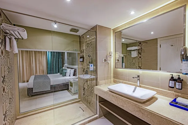 غرفة ديلوكس بإطلالة جزئية على البحر، Sunrise Garden Beach Resort and Spa 3/3