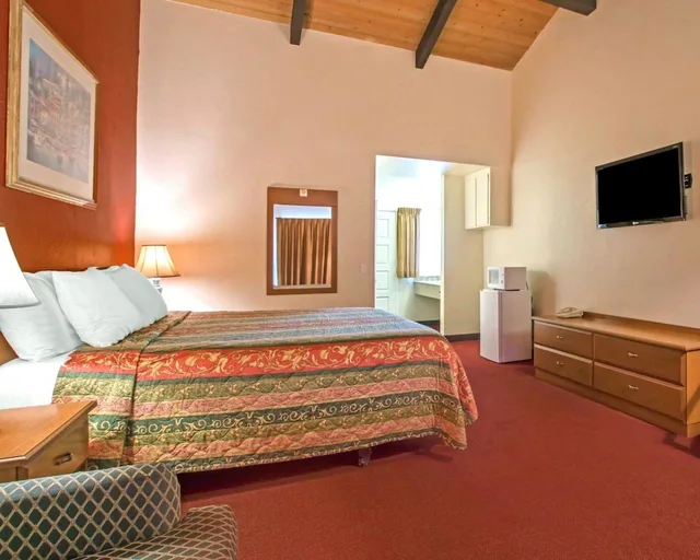 غرفة قياسية بسرير كينج، Rodeway Inn Fallbrook Downtown 3/6