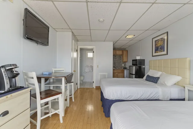 غرفة بسريرين مزدوجين بحوض جاكوزي بمطبخ صغير، Mt Royal Motel 1/4