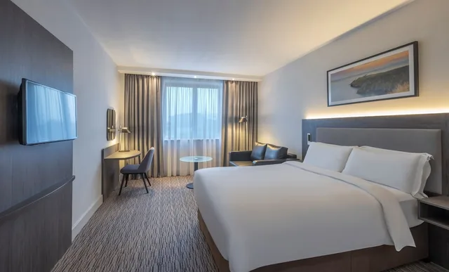 غرفة ديلوكس بسريرين مزدوجين مع أريكة، Clayton Hotel Dublin Airport Central 1/3