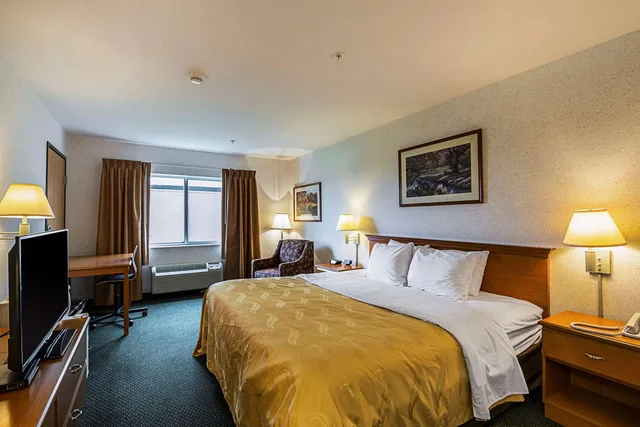 غرفة بسرير كينج، Quality Inn & Suites Belmont - Platteville 1/4