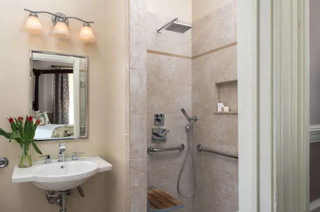 غرفة بسرير كوين، Albemarle Inn 1/1