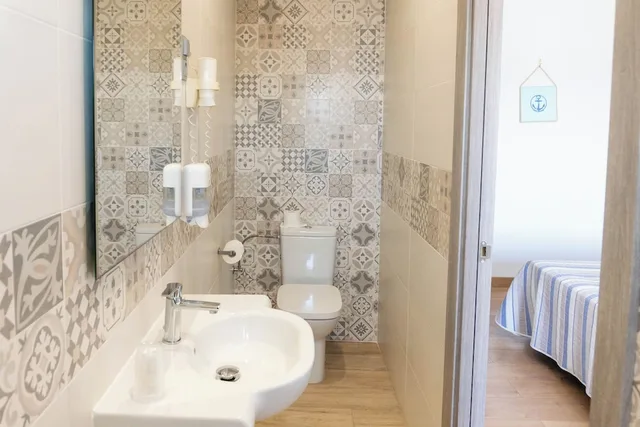 غرفة عائلية رباعية بسرير مزدوج وسريرين منفصلين، Hotel Planas 4/6