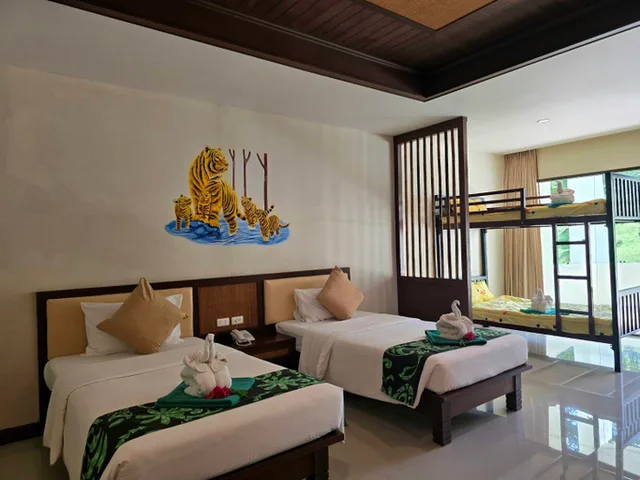 غرفة ديلوكس عائلية بسريرين منفصلين، Hotel and Beach Bungalow at Lanta Resort 2/4