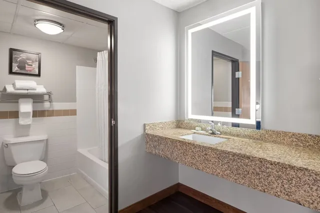 غرفة بسرير كينج، AmericInn by Wyndham Shakopee Near Canterbury Park 8/10