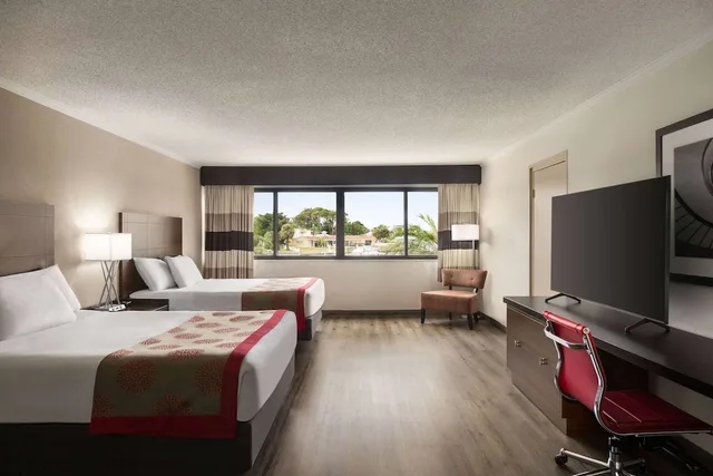 Room, 2 Queen Beds, Water Front، Ramada by Wyndham Sarasota Waterfront 2/3