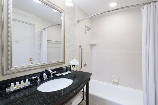 جناح جونيور بإطلالة على النهر، Renaissance Pittsburgh Hotel 2/2