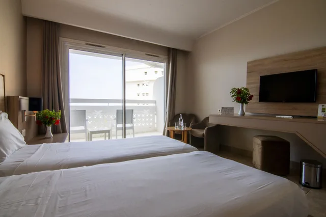 غرفة قياسية رباعية بأربعة أسرّة بإطلالة على البحر، Riadh Palms Resort & Spa 4/8