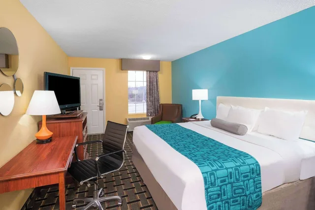 غرفة بسرير كينج للمدخنين، Howard Johnson By Wyndham Dalton 1/4