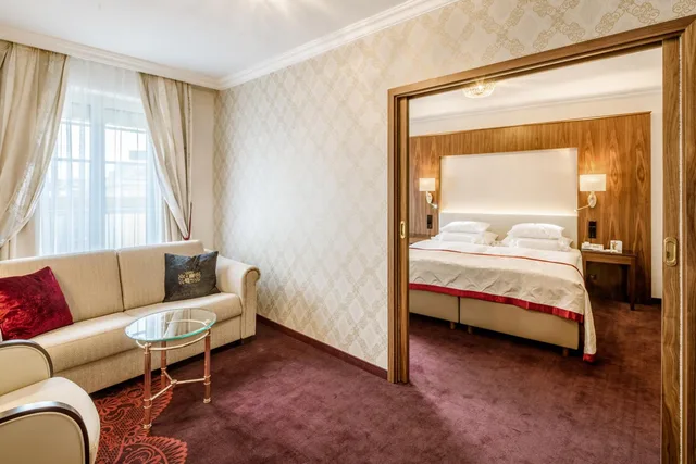 Suite, Stefanie 3/10